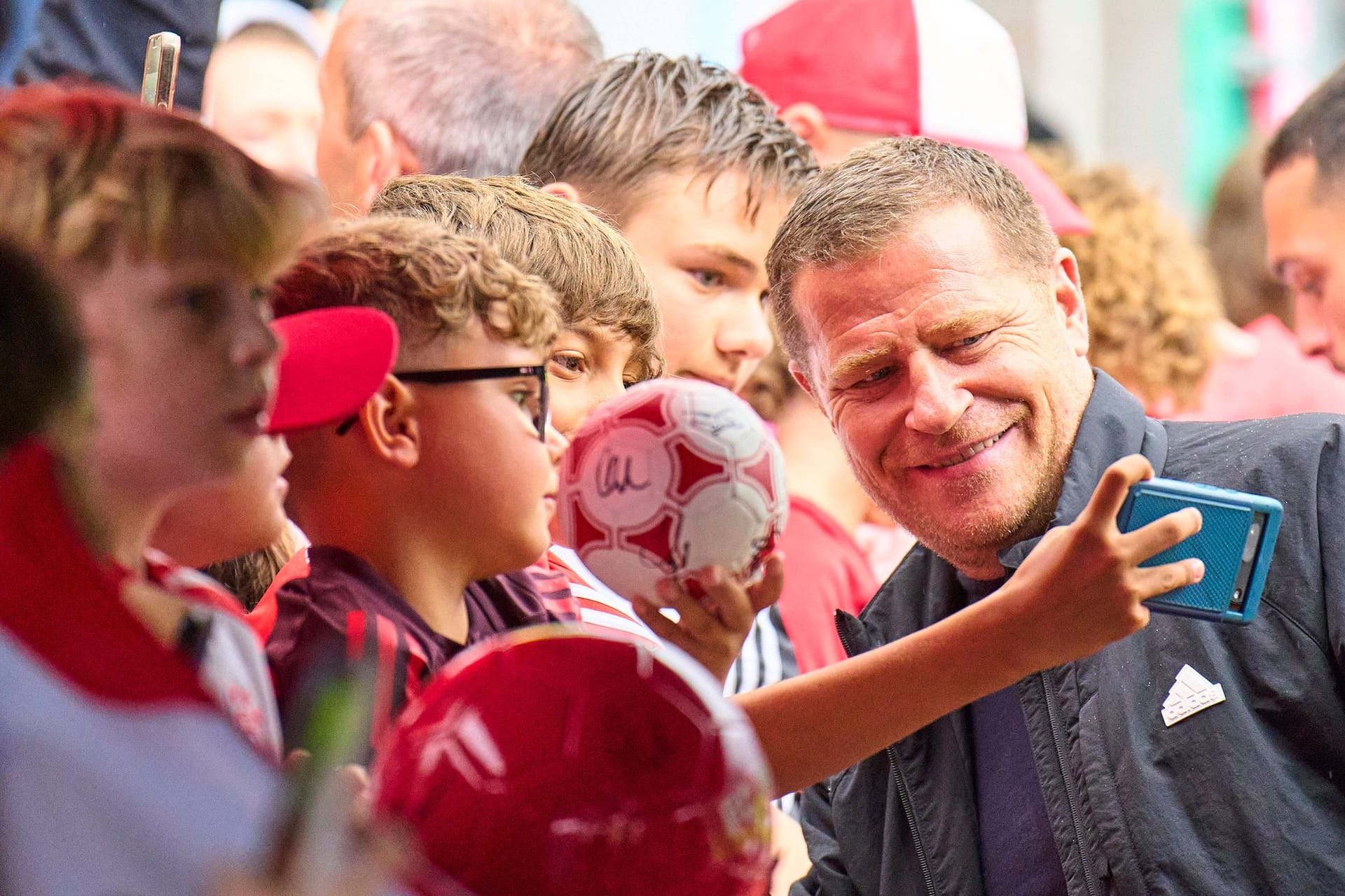 Max Eberl: Der Sportvorstand des FC Bayern hat den Fans im Trainingslager am Tegernsee ein großes Versprechen gegeben.