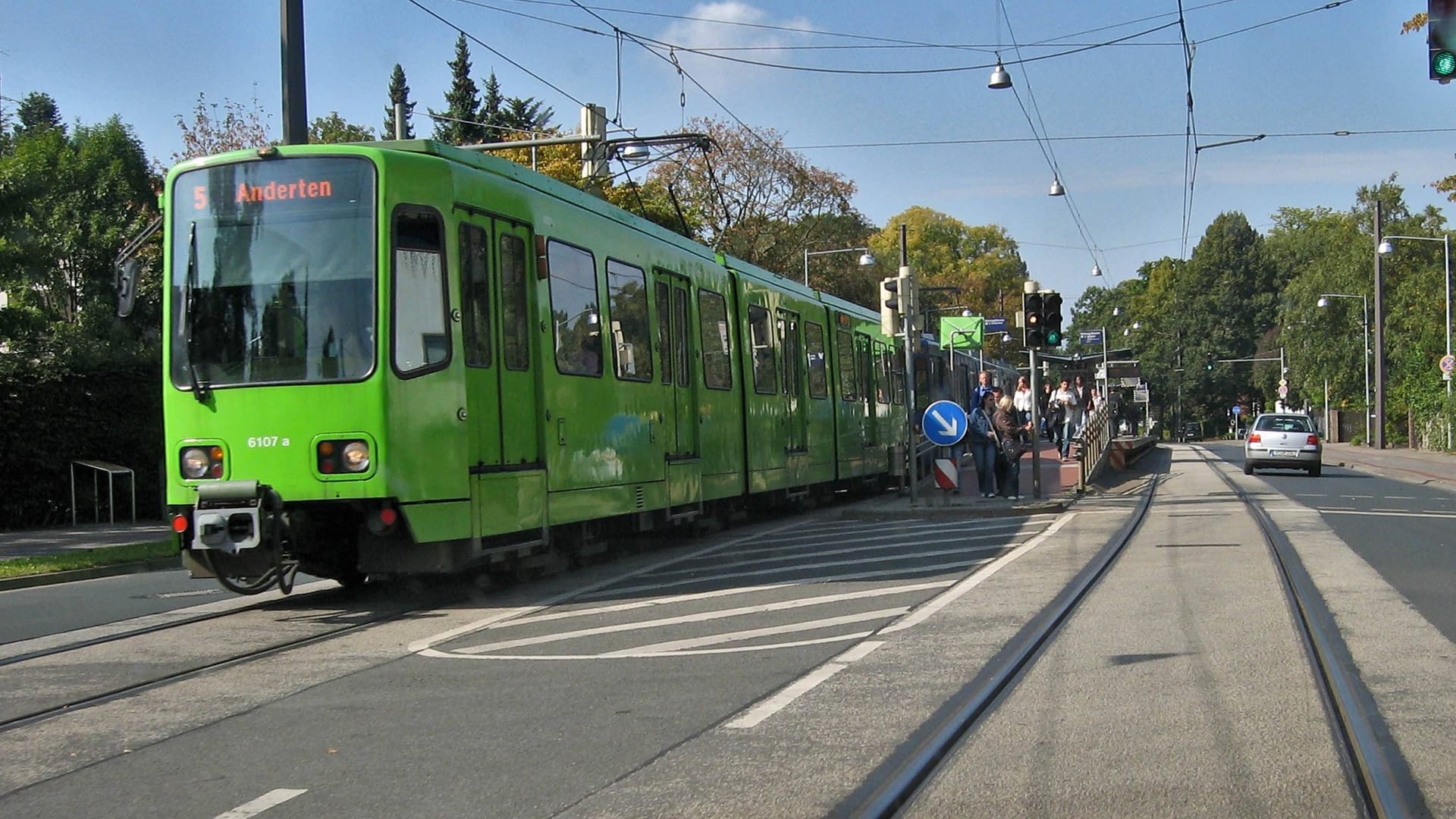 Eine Bahn der Linie 5 an einer Haltestelle (Archivbild): Am Dienstag ist ein Zug in Anderten entgleist.