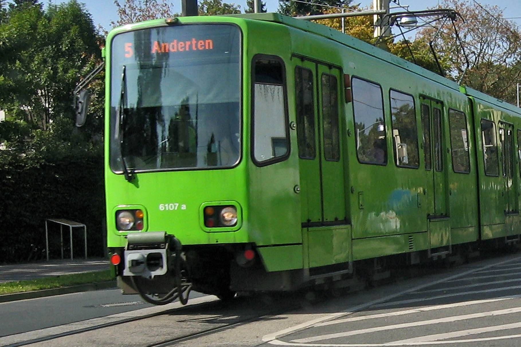 Eine Bahn der Linie 5 an einer Haltestelle (Archivbild): Am Dienstag ist ein Zug in Anderten entgleist.