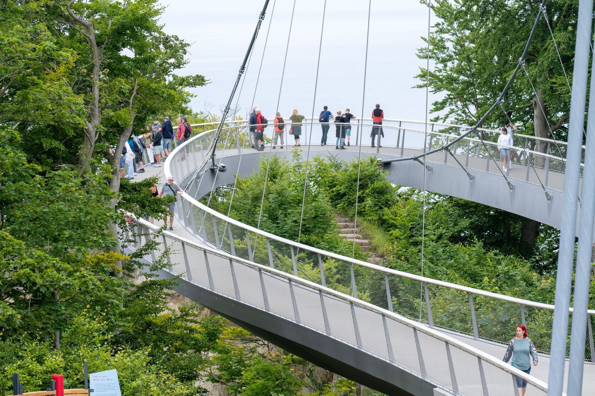 Touristen auf dem Skywalk des Nationalparkzentrums Königsstuhl Touristen auf dem Skywalk des Nationalparkzentrums Königsstuhl