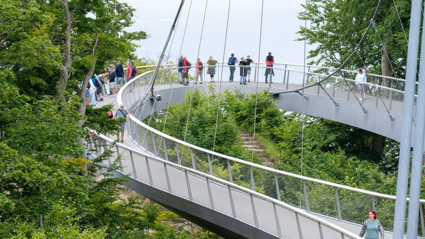 Touristen auf dem Skywalk des Nationalparkzentrums Königsstuhl