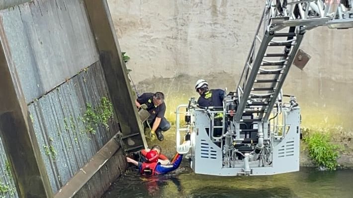 Anlagen des Spillenburger Wehrs: Eine hilflose Frau musste mit mithilfe einer Drehleiter aus der Ruhr gerettet werden.