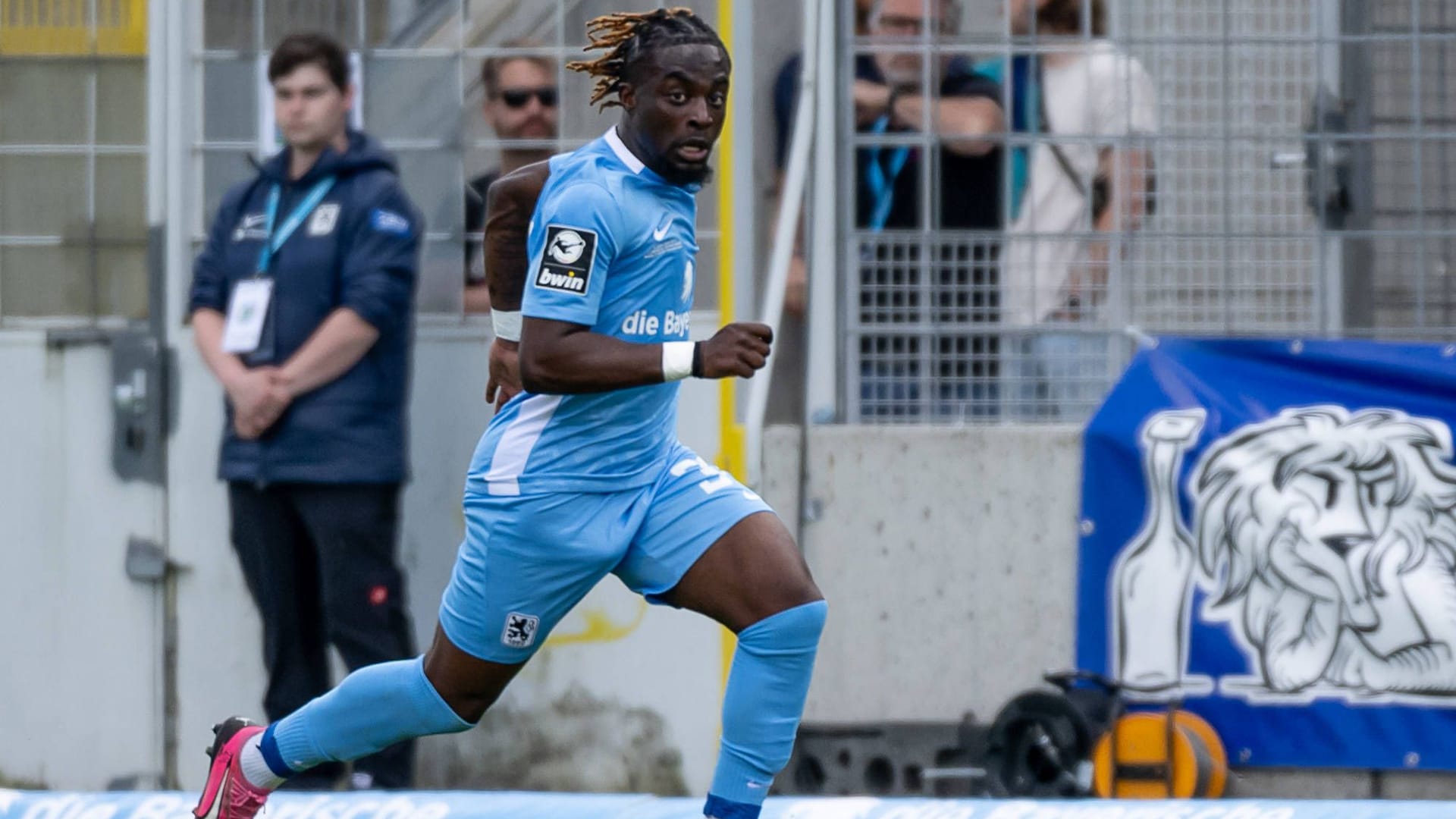 Eliot Muteba: Der Flügelstürmer hat aktuell das Trikot von 1860 München gegen das der Nationalmannschaft Angolas getauscht.