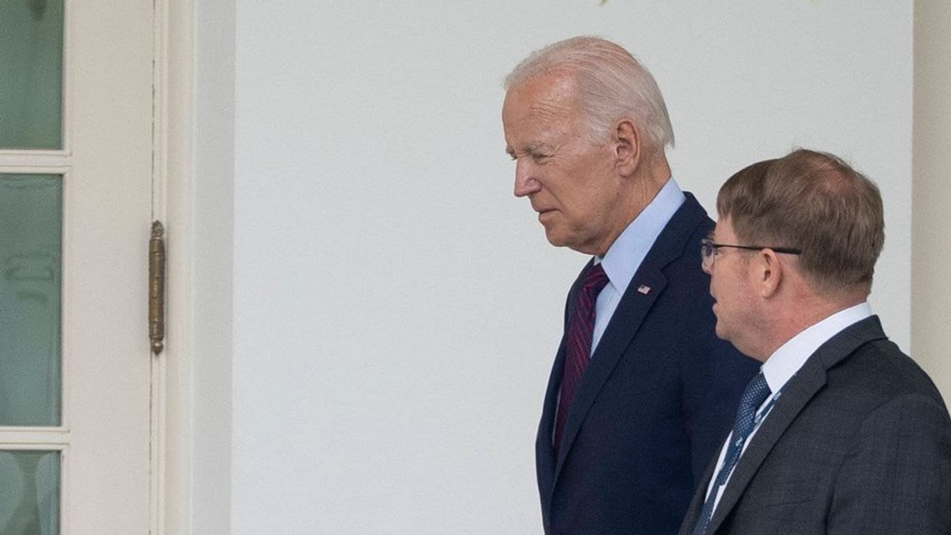 Dr. Kevin O Connor (r.) neben Joe Biden im Weißen Haus. Der Arzt des Präsidenten soll sich in der Klinik des Amtssitzes mit einem führenden US-Neurologen getroffen haben.