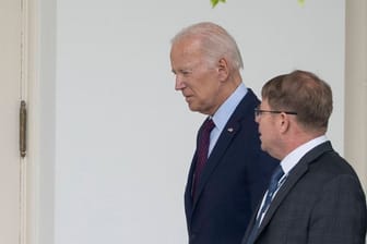 Dr. Kevin O Connor (r.) neben Joe Biden im Weißen Haus. Der Arzt des Präsidenten soll sich in der Klinik des Amtssitzes mit einem führenden US-Neurologen getroffen haben.