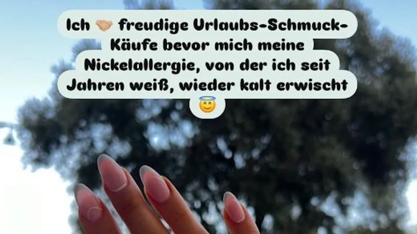 Die Maniküre von Influencerin Jenny erinnert an die Hand aus Sebastian Klaus' Video.