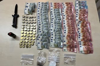 Die Polizei stellte Geld, Drogen und Waffen sicher.
