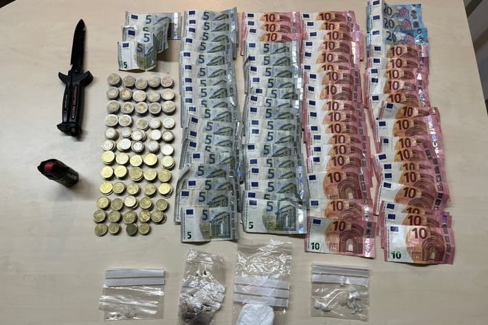 Die Polizei stellte Geld, Drogen und Waffen sicher.