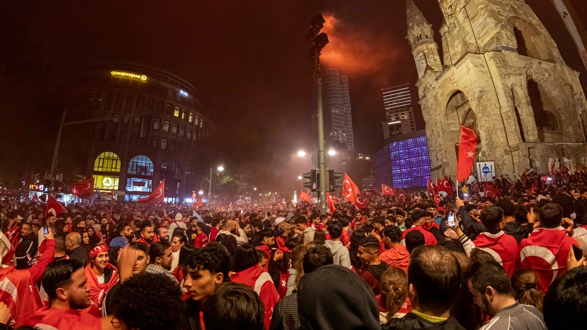 Türkische Fußballfans feiern mit Autokorso nach dem Achtelfinalsieg gegen Österreich: Nun treffen sie auf die Niederlande.