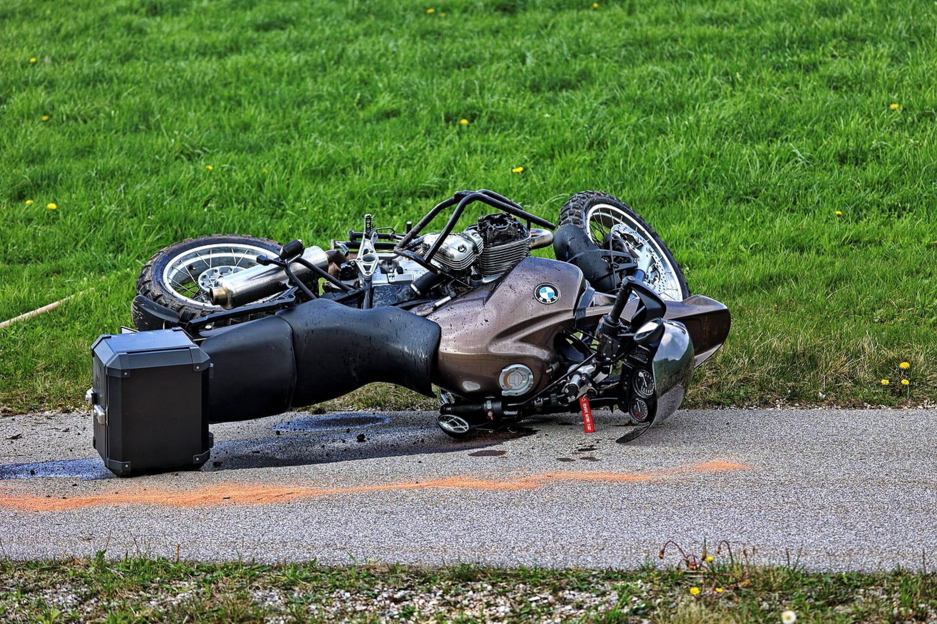 Ein verunglücktes Motorrad liegt auf einer Straße (Symbolbild): Für den Fahrer kam jede Hilfe zu spät.