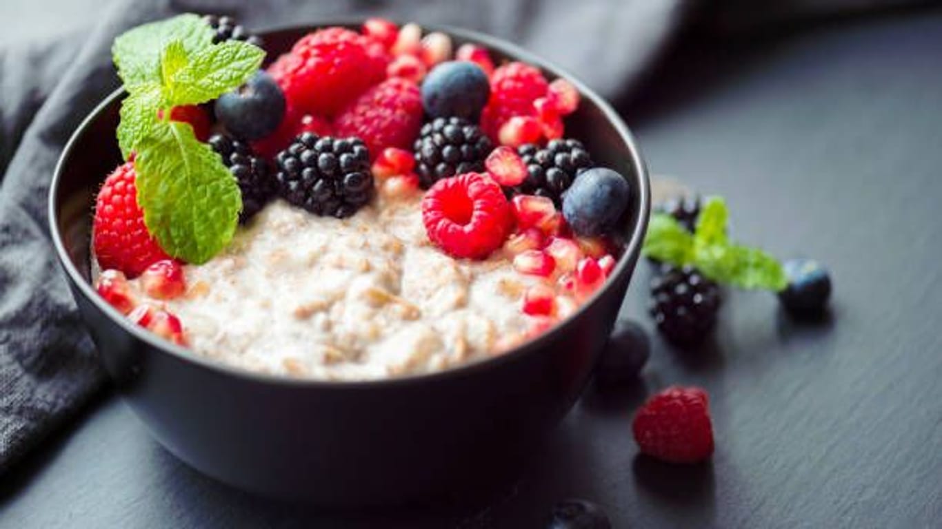 Porridge mit Haferflocken und Beeren: Haferflocken können den Cholesterinspiegel im Blut reduzieren. Sie wirken daher blutdrucksenkend und können das Risiko für Herz-Kreislauf-Erkrankungen verringern.