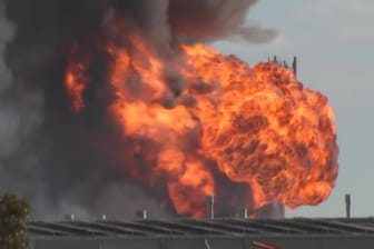 Feuerwolke nach der Explosion einer Chemiefabrik in Australien.