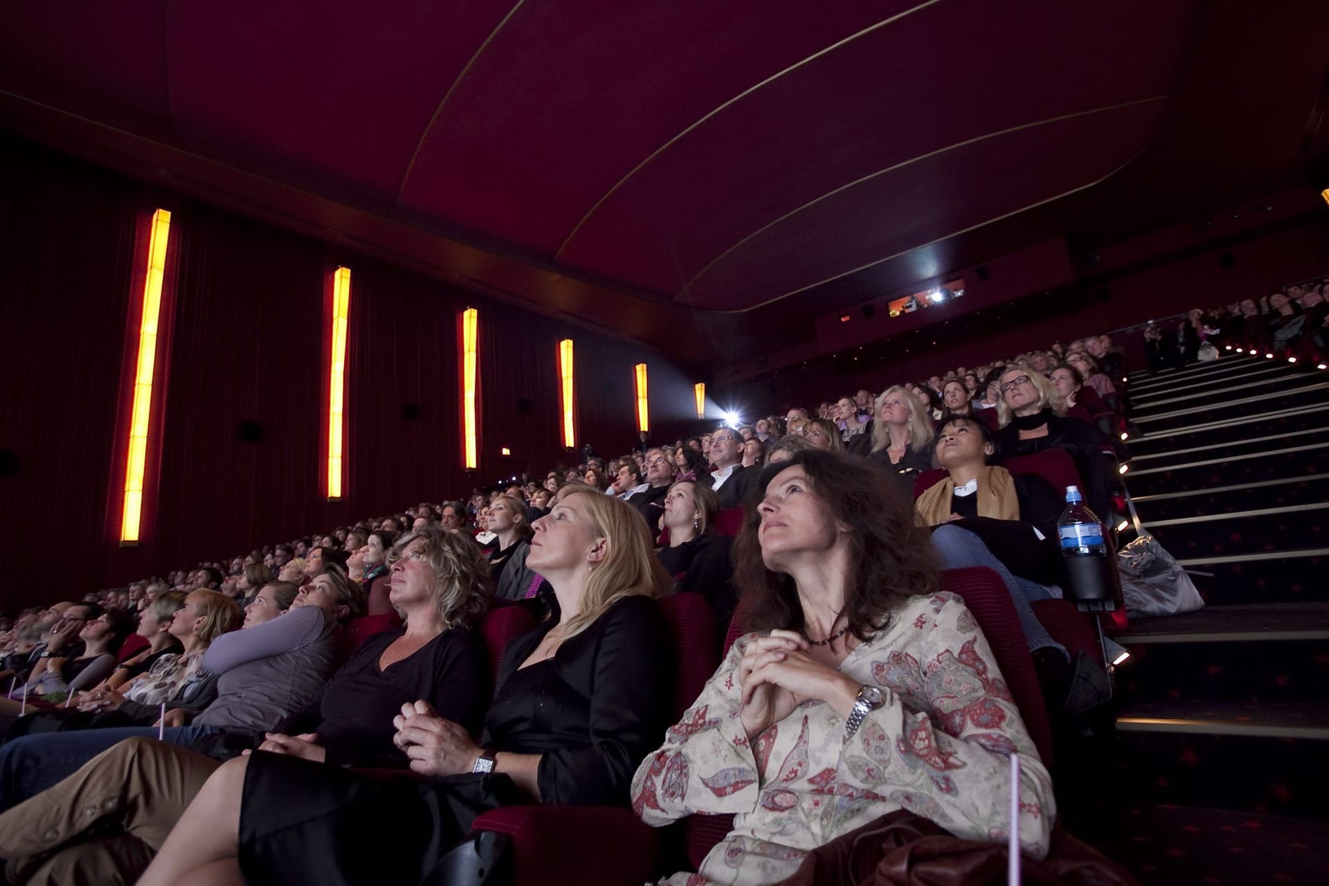 Zuschauerinnen im Cinemaxx Dammtor: Am 3. Oktober dürfen Hamburger kostenlos in bestimmte Kinos in Hamburg.