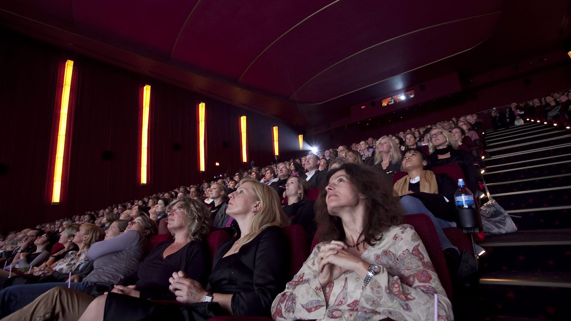 Zuschauerinnen im Cinemaxx Dammtor: Am 3. Oktober dürfen Hamburger kostenlos in bestimmte Kinos in Hamburg.