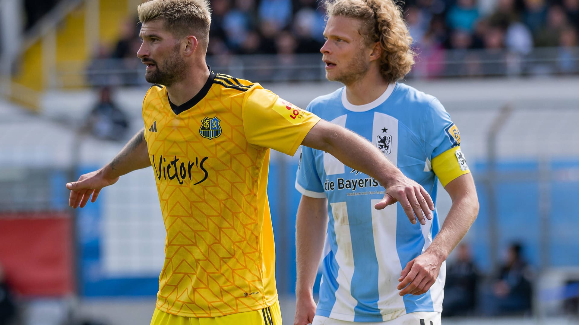 Gegner am 1. Spieltag: 1860 München mit Kapitän Jesper Verlaat (r.) und der 1. FC Saarbrücken um Kai Brünker (l.).