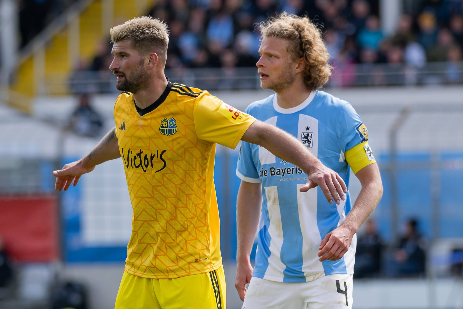 Gegner am 1. Spieltag: 1860 München mit Kapitän Jesper Verlaat (r.) und der 1. FC Saarbrücken um Kai Brünker (l.).