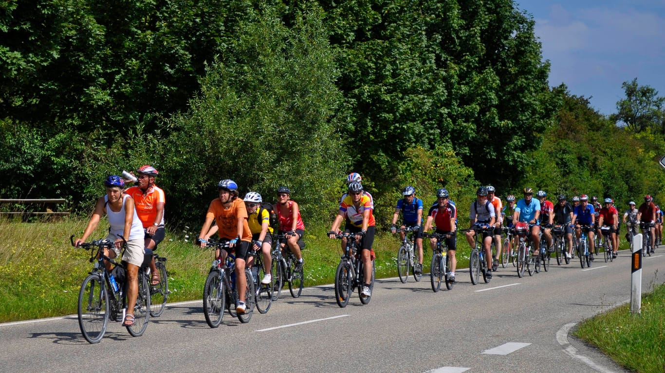 Radfahrer im Verband: Gruppen ab 15 Radlern dürfen immer zu zweit nebeneinander fahren.