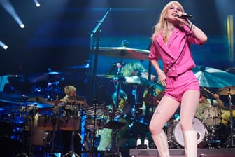 Sängerin Hayley Williams bei einem Auftritt (Archivbild): Die Band Paramore unterstützt Taylor Swift bei deren zwei Hamburg-Konzerten.