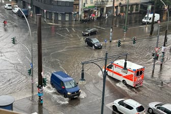 Blick aus der t-online-Redaktion auf die Torstraße Ecke Schönhauser Allee: Die Wassermassen können nicht mehr abfließen.