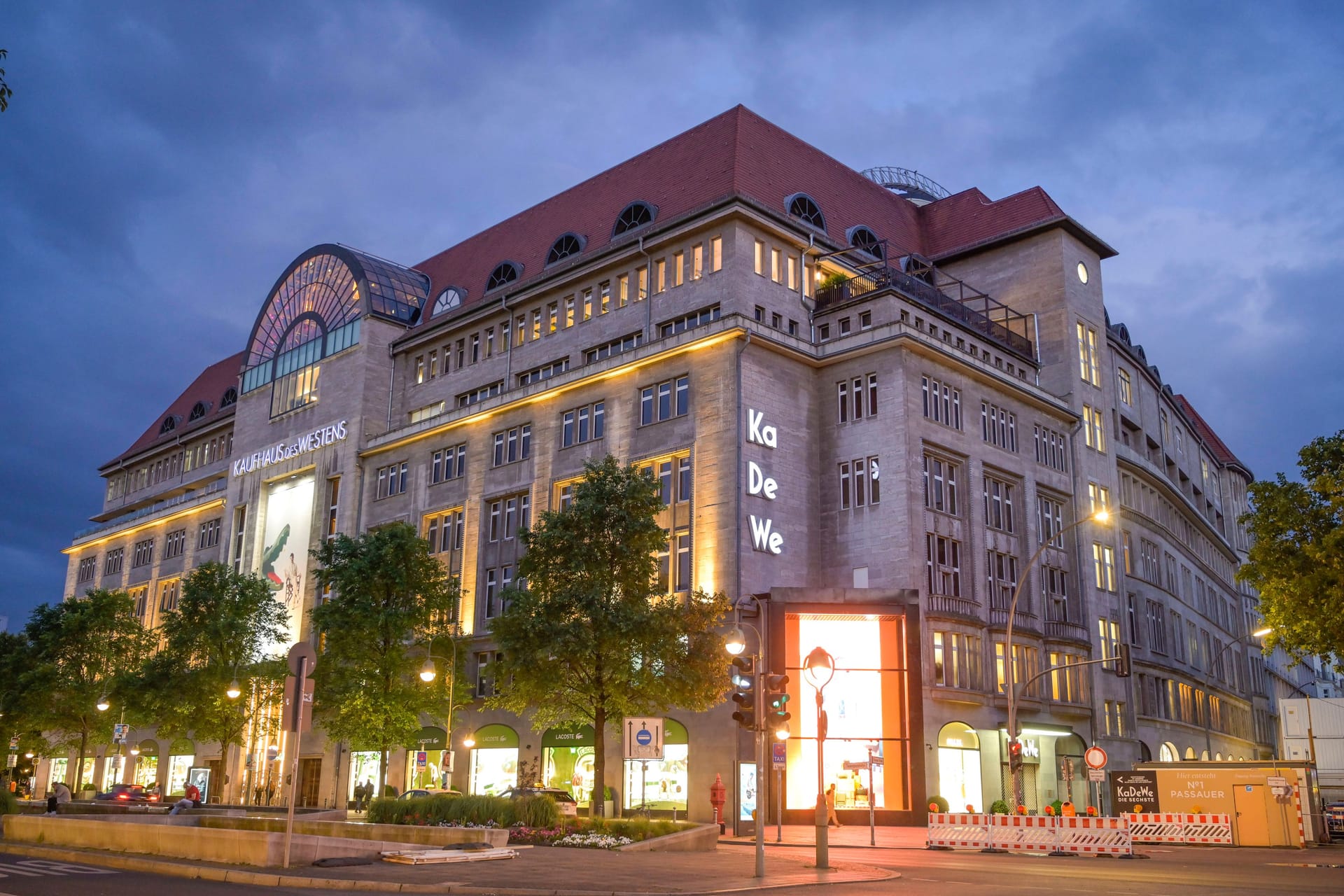 Das KaDeWe in Berlin (Archivbild): In der sechsten Etage des Hauses wird sich einiges ändern.