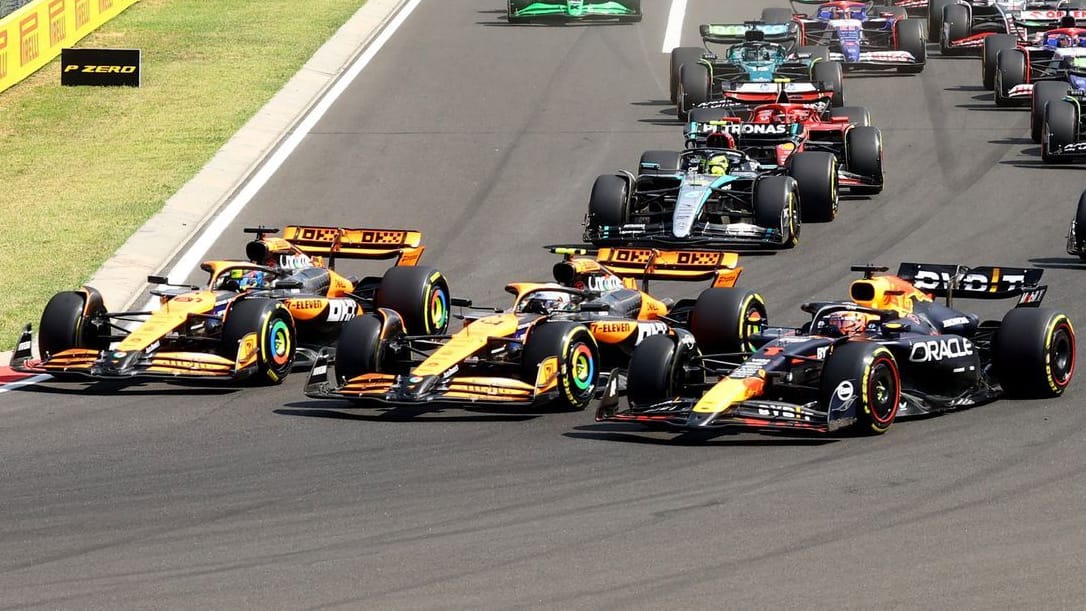 Turbulente Szene beim Start: Lando Norris (M.) unter Druck von Teamkollege Oscar Piastri (li.) und Max Verstappen (r.).