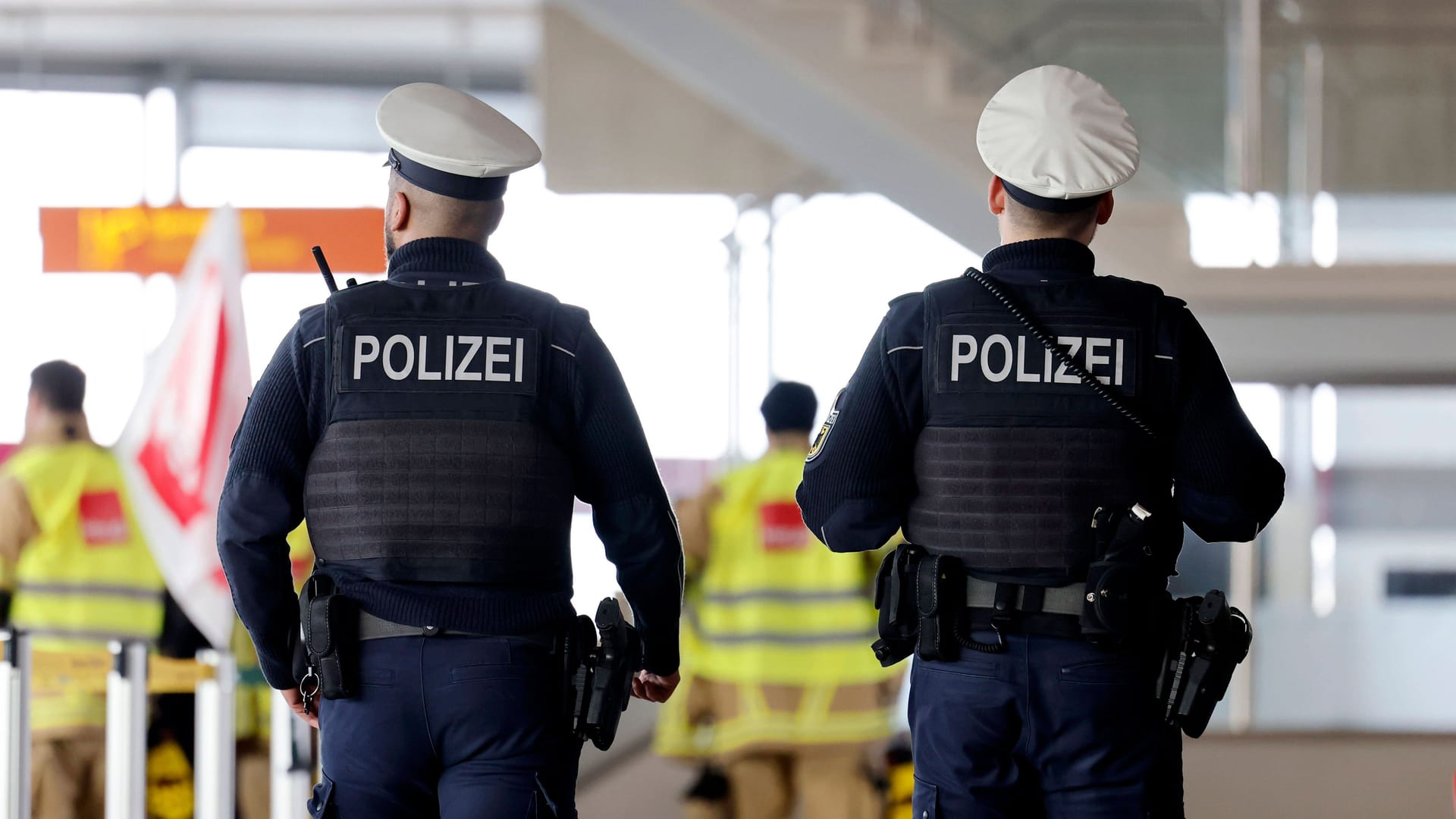 Bundespolizisten im Aiport Köln/ Bonn (Symbolbild): Aufmerksame Beamte konnten hier am Dienstag drei Kindern helfen.