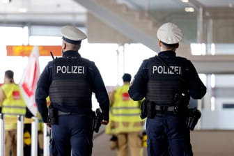 Bundespolizisten im Aiport Köln/ Bonn (Symbolbild): Aufmerksame Beamte konnten hier am Dienstag drei Kindern helfen.