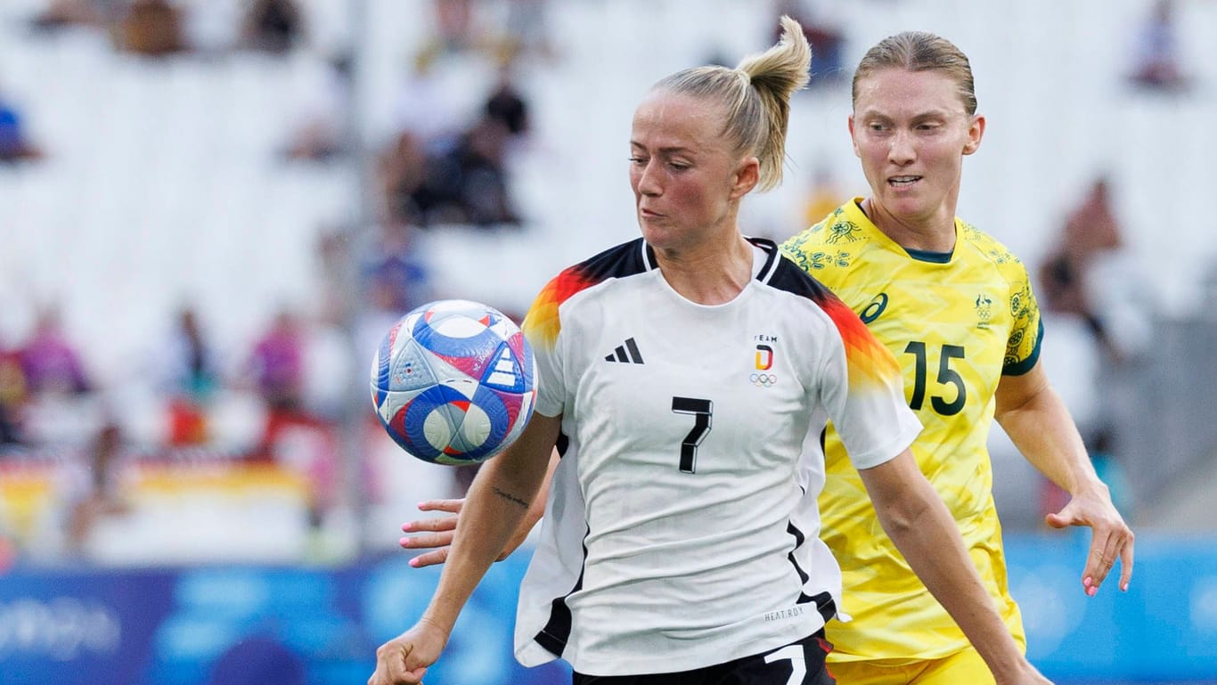 Lea Schüller (l.) und Clare Hunt: Wann fällt das nächste Tor?