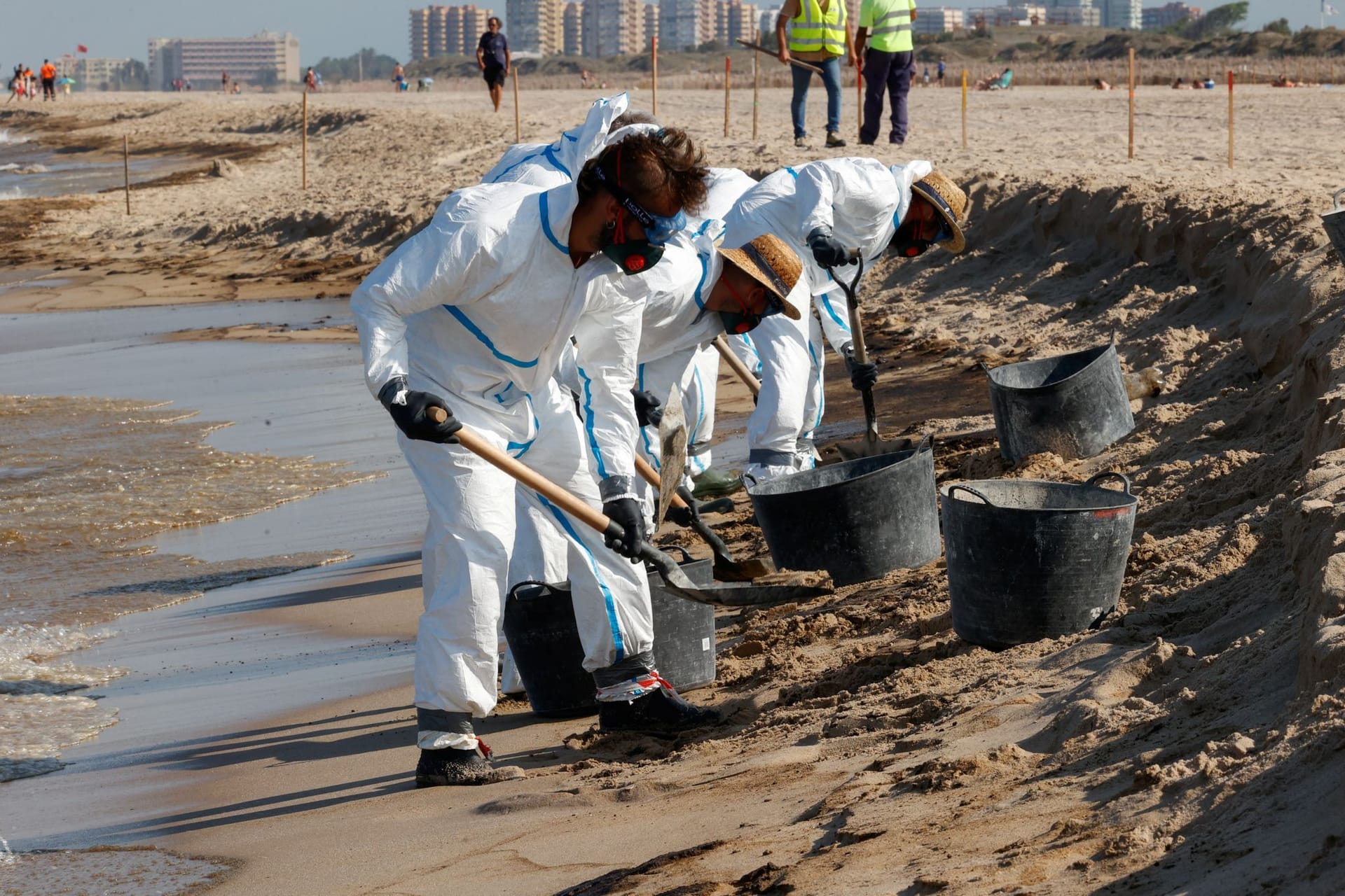 Der Strand in Valencia wird gereinigt.