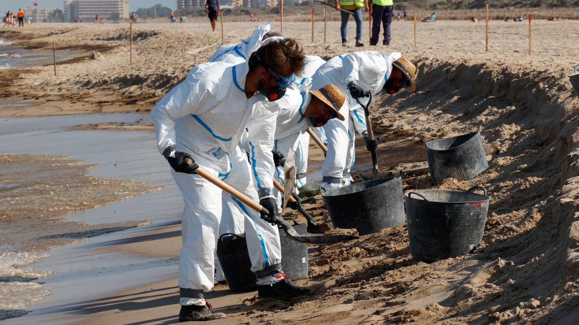 Der Strand in Valencia wird gereinigt.