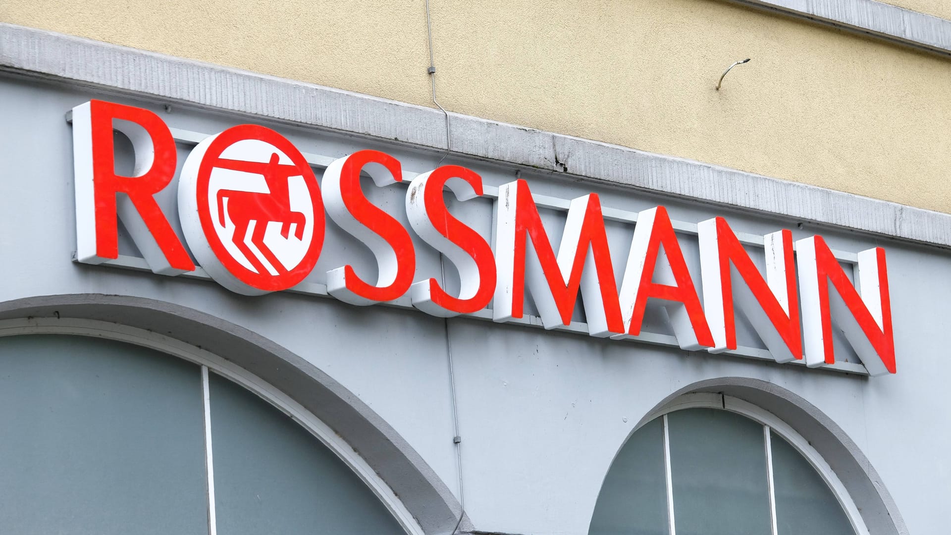 Drogeriemarkt Rossmann: Die neuen Abholstationen sollen unter anderem Mitarbeitende entlasten.