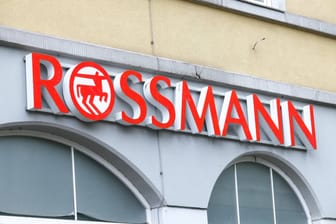 Drogeriemarkt Rossmann: Die neuen Abholstationen sollen unter anderem Mitarbeitende entlasten.