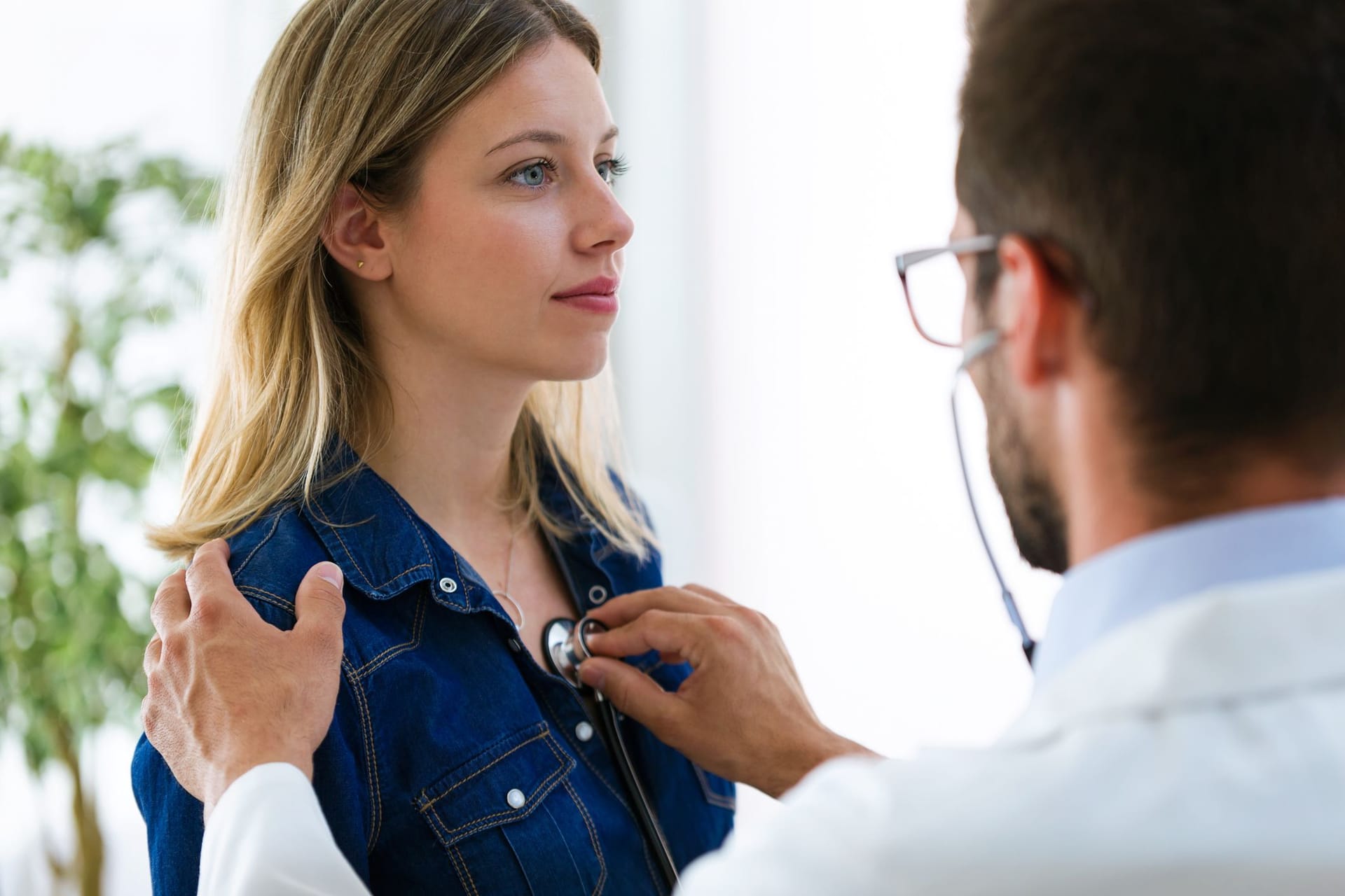 Arzt untersucht Patientin: Im Ausland ist der Schutz Ihrer Krankenversicherung in der Regel weniger umfangreich als in Deutschland.