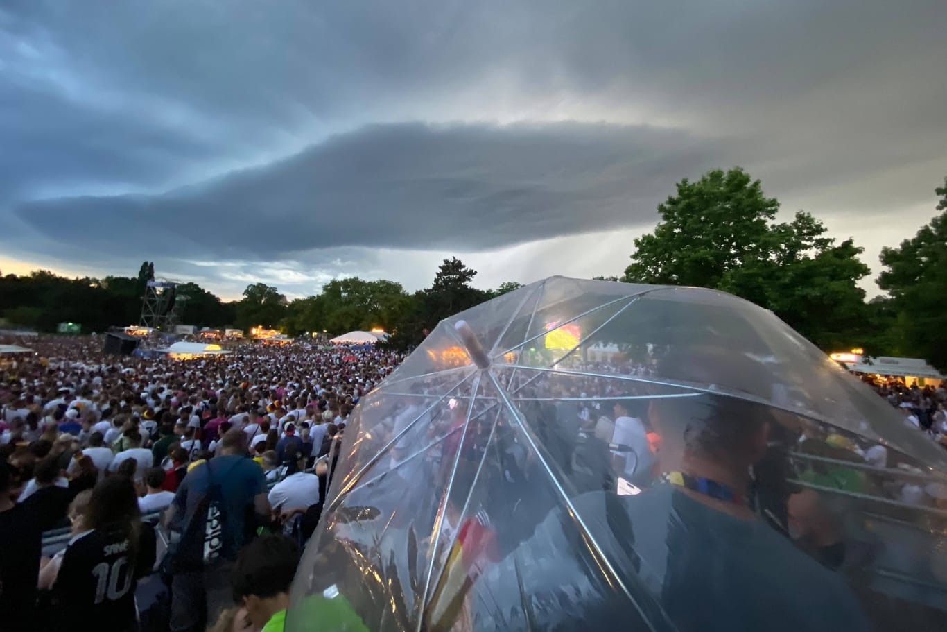 Public Viewing (Archivbild): Unwetter könnten mancher Orts das Halbfinale überschatten.