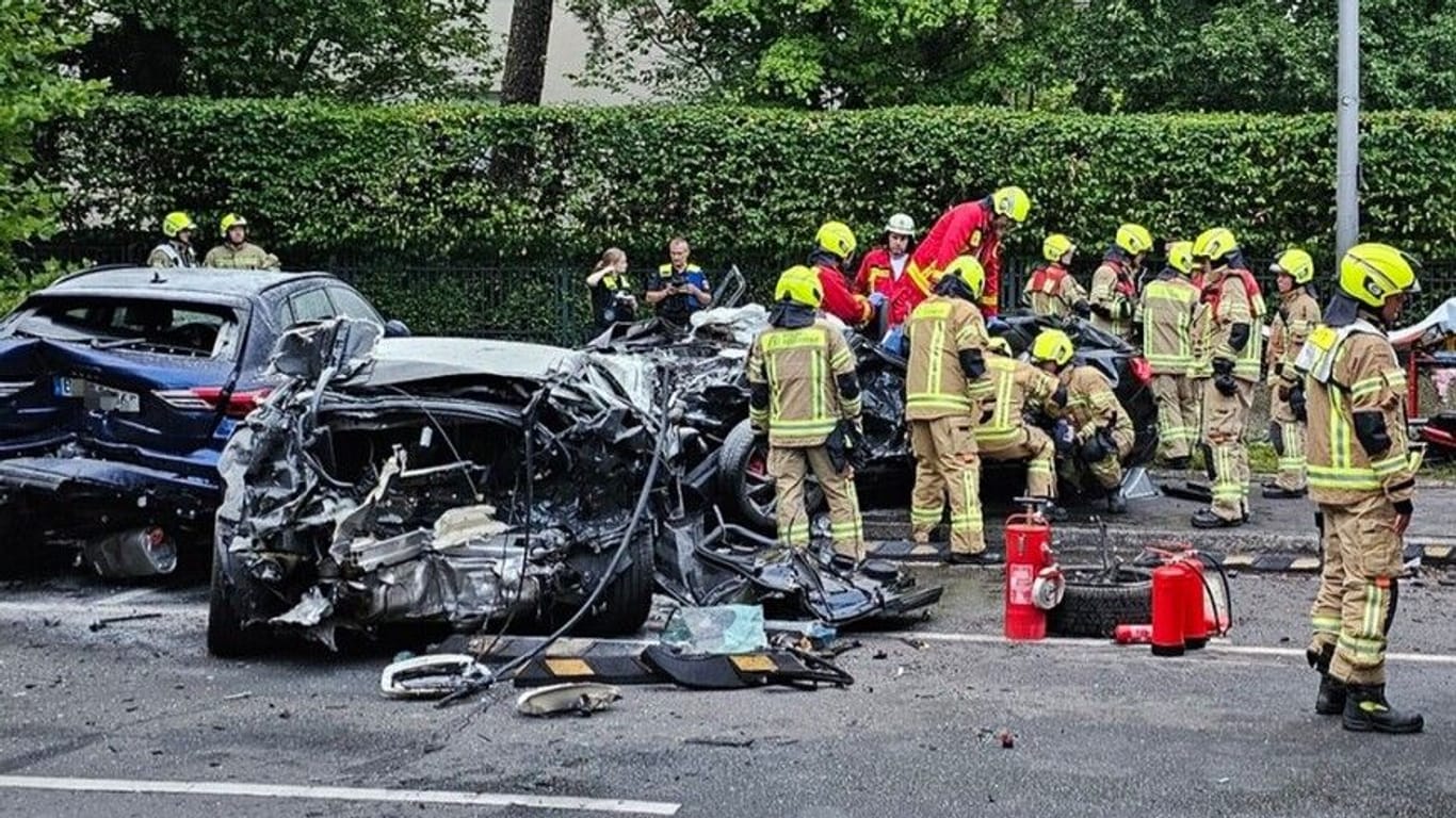 Berlin-Dahlem: Ein schwerer Verkehrsunfall am frühen Morgen forderte die Einsatzkräfte der Berliner Feuerwehr.