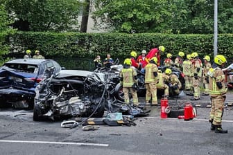 Berlin-Dahlem: Ein schwerer Verkehrsunfall am frühen Morgen forderte die Einsatzkräfte der Berliner Feuerwehr.