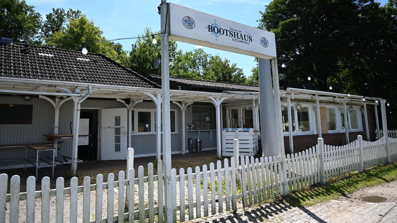 Blick auf das Bootshaus in Harburg: Wann es wieder öffnet, ist unklar.