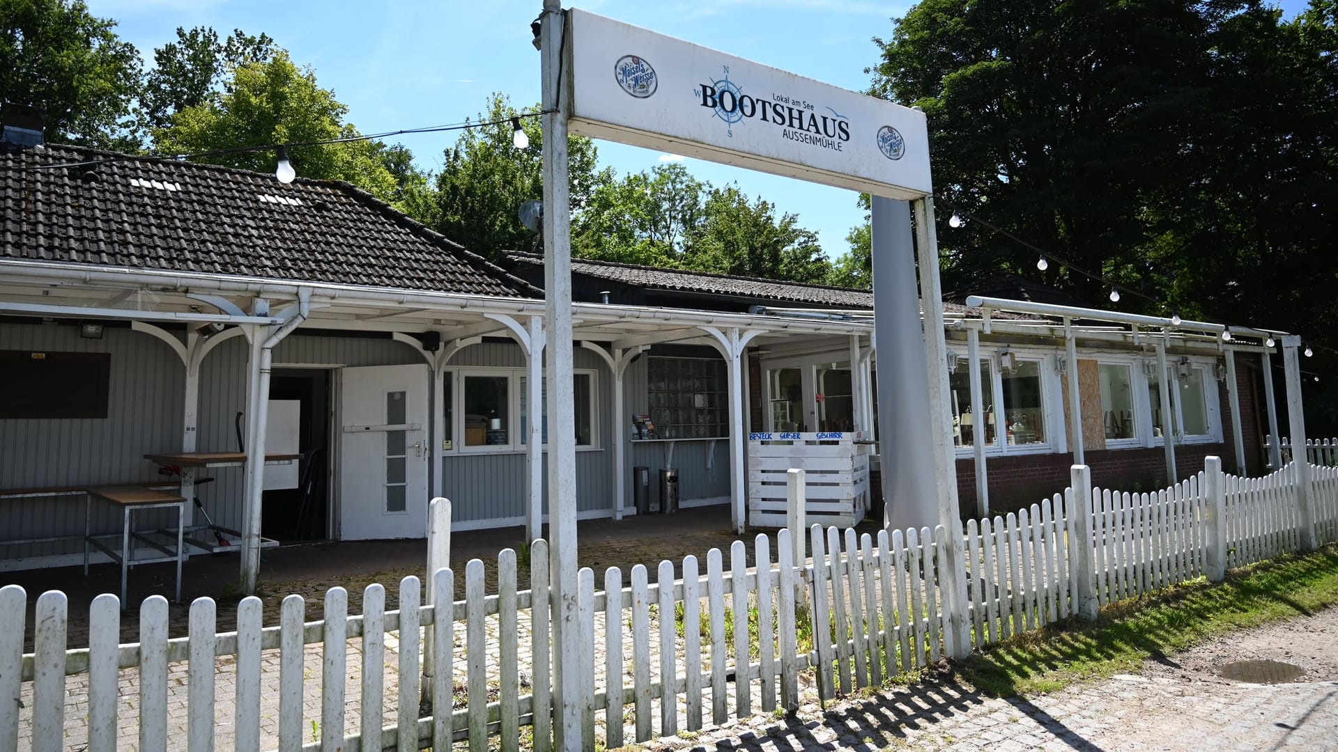 Blick auf das Bootshaus in Harburg: Wann es wieder öffnet, ist unklar.