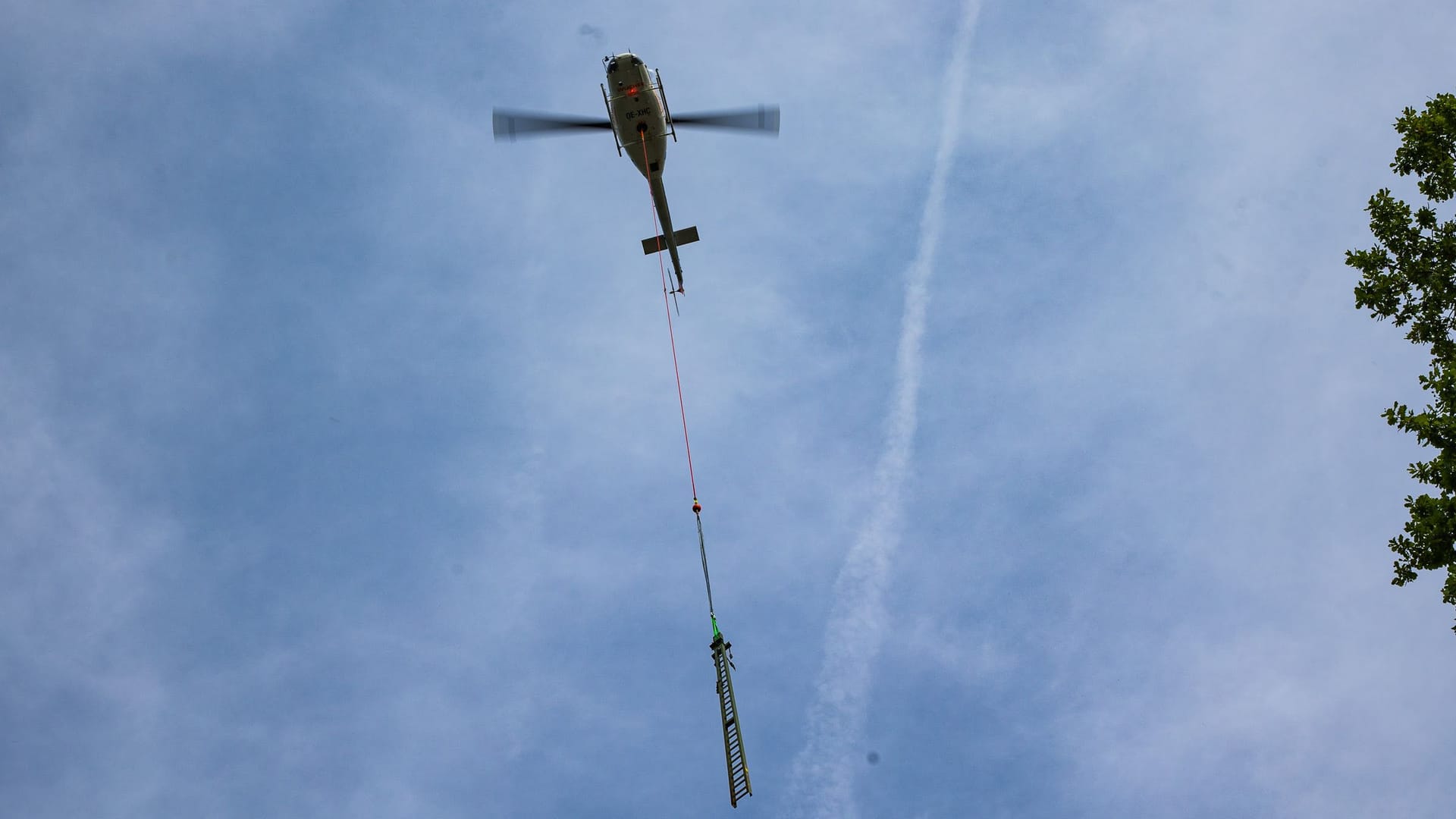 Riedbahn in Mörfelden: Ein Hubschrauber transportiert Oberleitungsmasten.