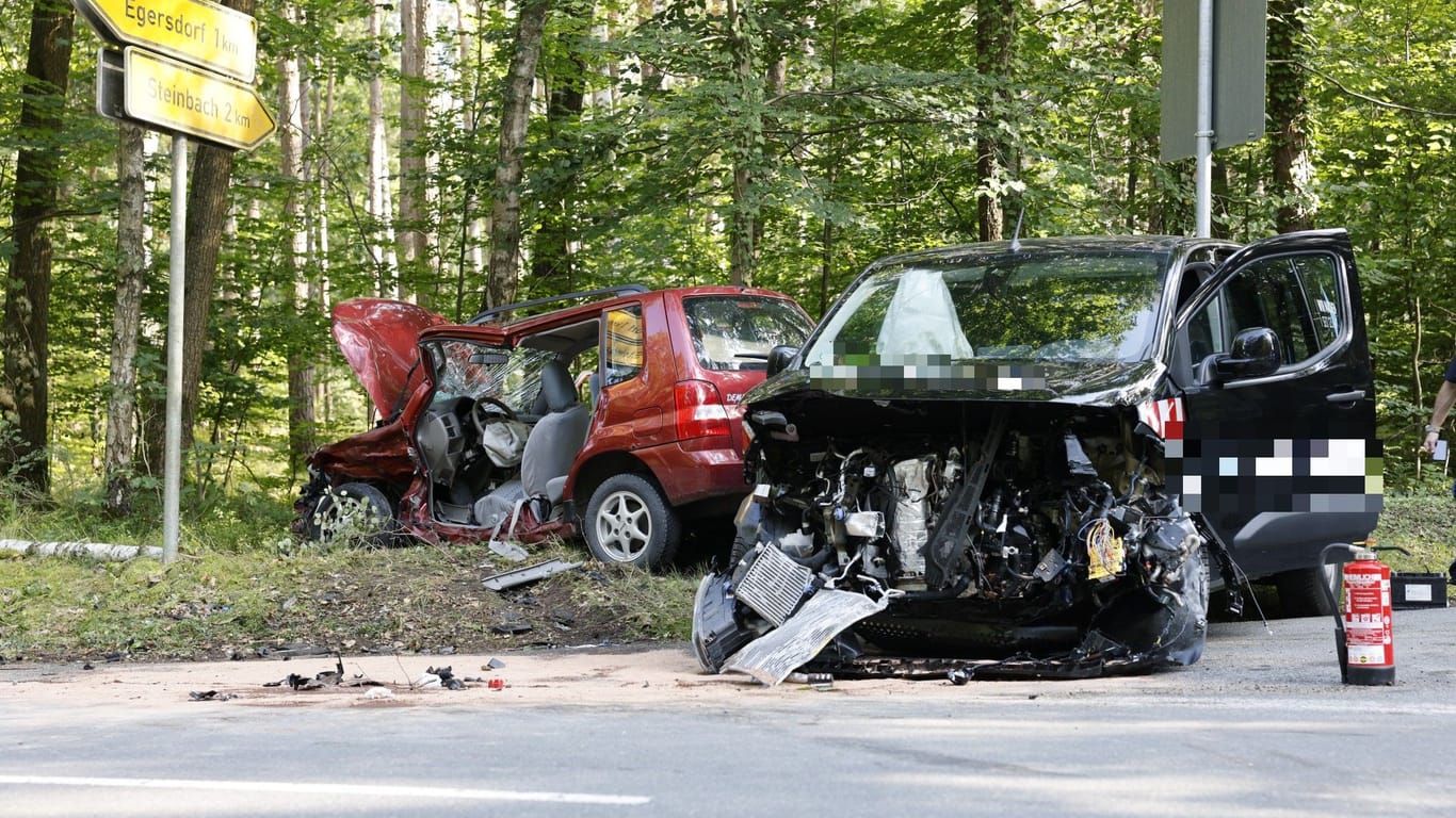 Unfallstelle bei Cadolzburg: Der Mazda-Fahrer wurde laut einem Reporter lebensgefährlich verletzt.