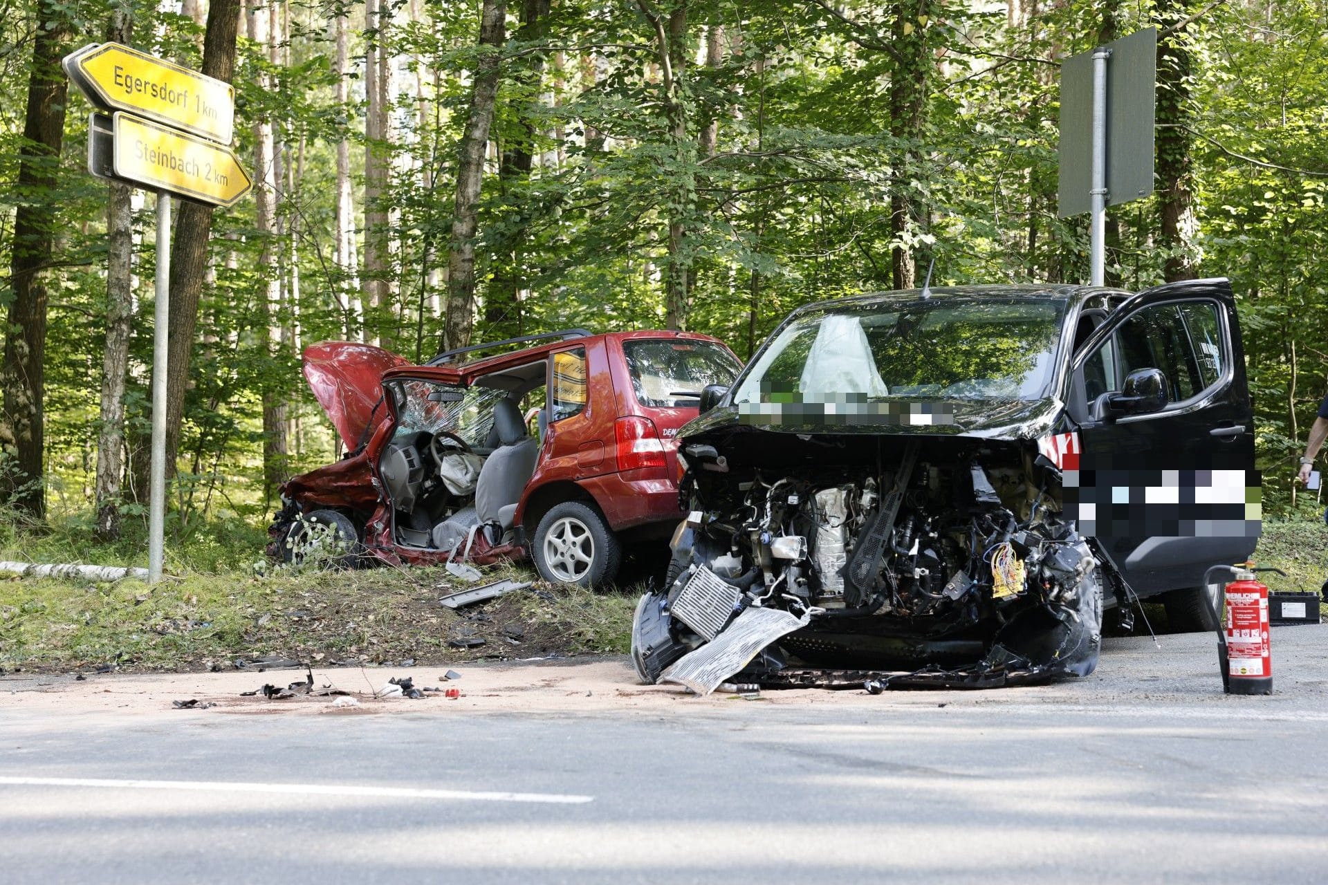 Unfallstelle bei Cadolzburg: Der Mazda-Fahrer wurde laut einem Reporter lebensgefährlich verletzt.