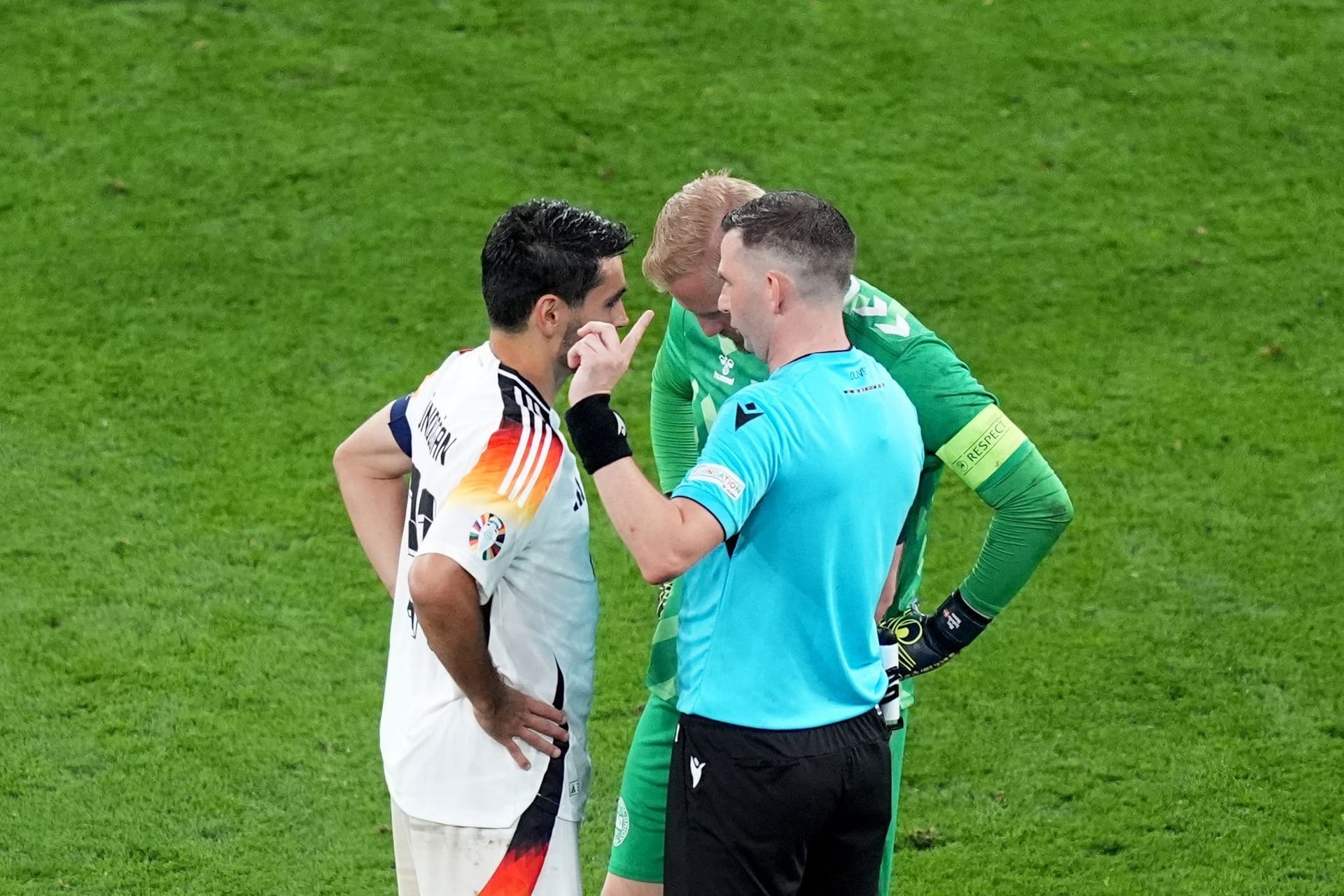 Gündogan, Schmeichel und Schiedsrichter Oliver