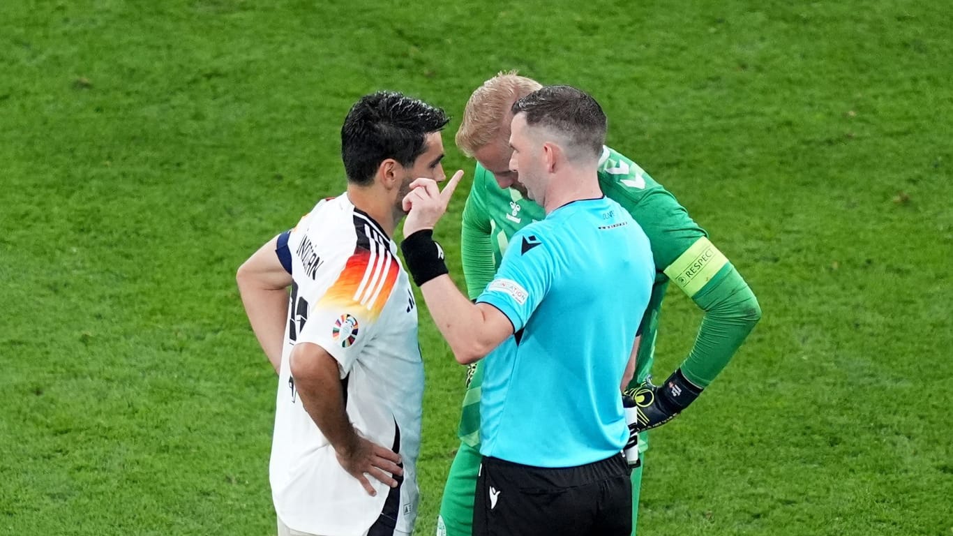 Gündogan, Schmeichel und Schiedsrichter Oliver