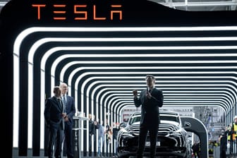 Eröffnung der Tesla-Gigafactory in Grünheiden in 2022 (Archivbild): Brandenburgs Ministerpräsident Woidke seht zu Elon Musk und seiner Fabrik in der Nähe von Berlin.