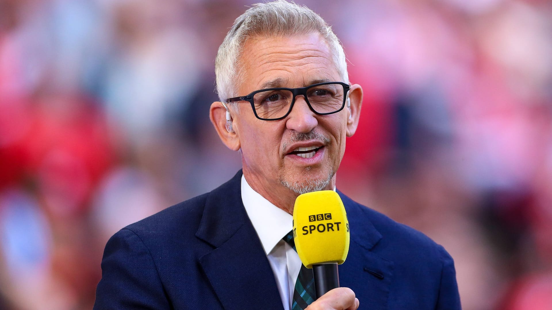 Gary Lineker am Mikrofon: Der Ex-Stürmer ist seit Jahren gefragter TV-Experte in England.