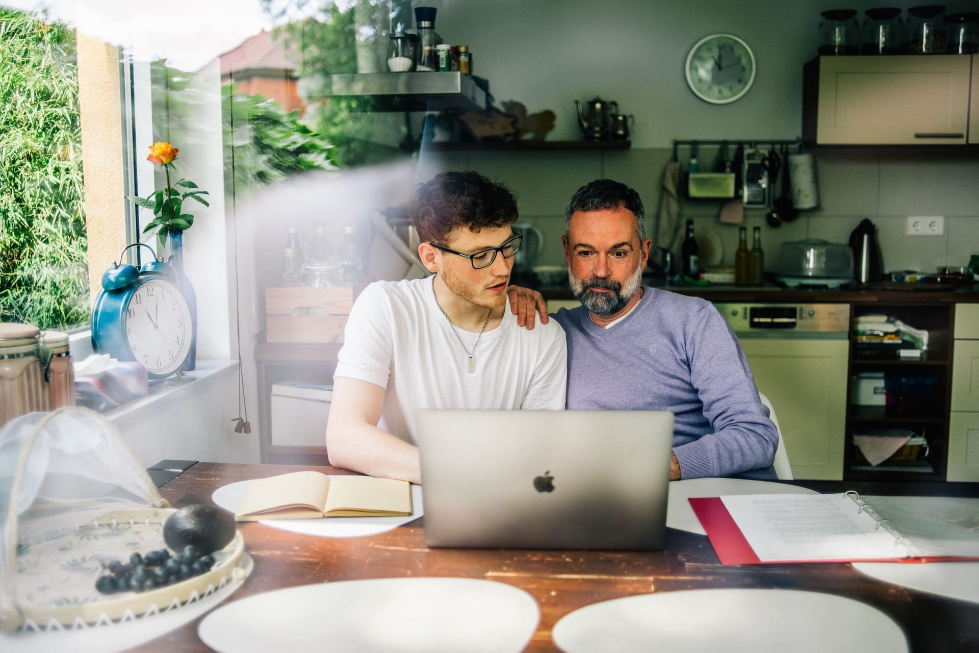 Vater und Sohn am Computer Vater und Sohn am Computer
