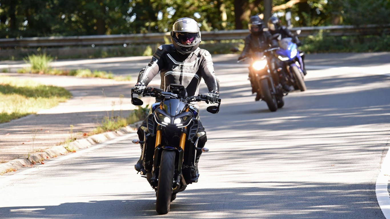 Motorradfahrer auf Landstrasse