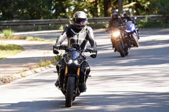 Motorradfahrer auf Landstrasse