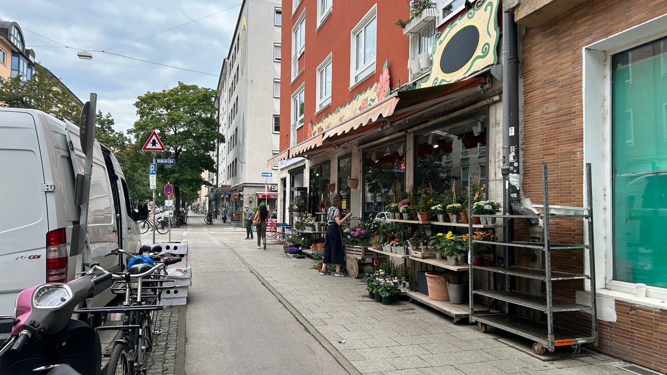 Die Augustenstraße in der Maxvorstadt: Hier treffen Autos, Radfahrer und Fußgänger auf engem Raum aufeinander.