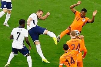 Die Szene, die zum Elfmeter führte: Niederlande-Verteidiger Dumfries (r.) steigt ungeschickt gegen Englands Kane ein.